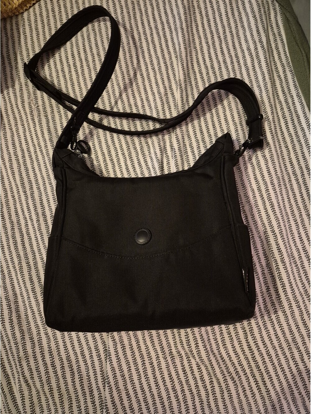 Pacsafe Citysafe 100 Anti-Theft Crossbody Bag - Black Travel Purse  - Pb140